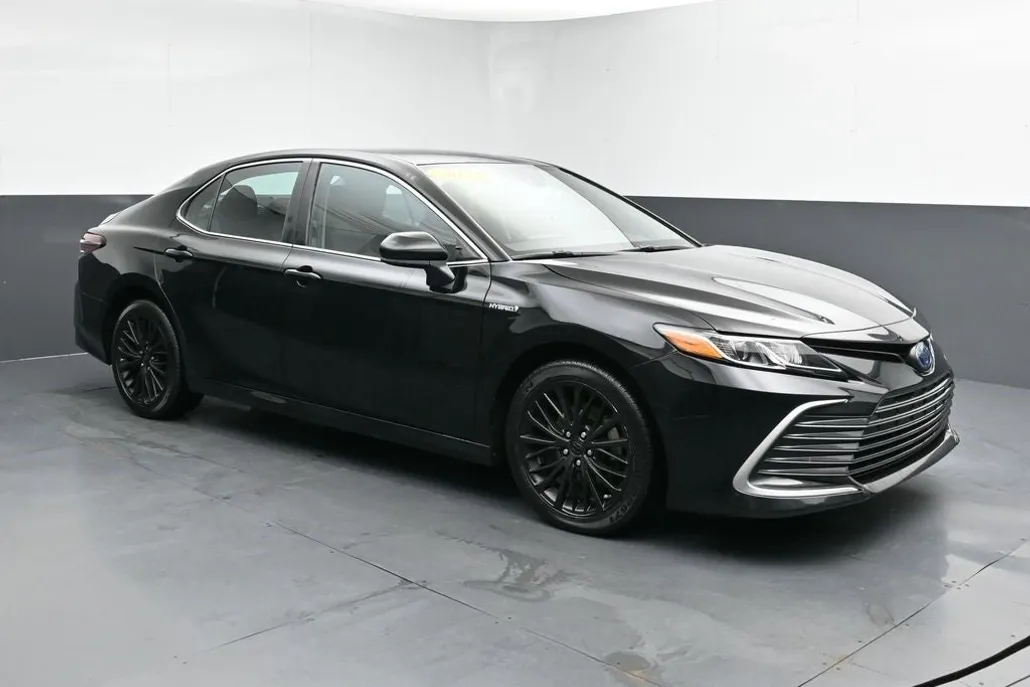 2021 Toyota Camry Hybrid LE photo 1