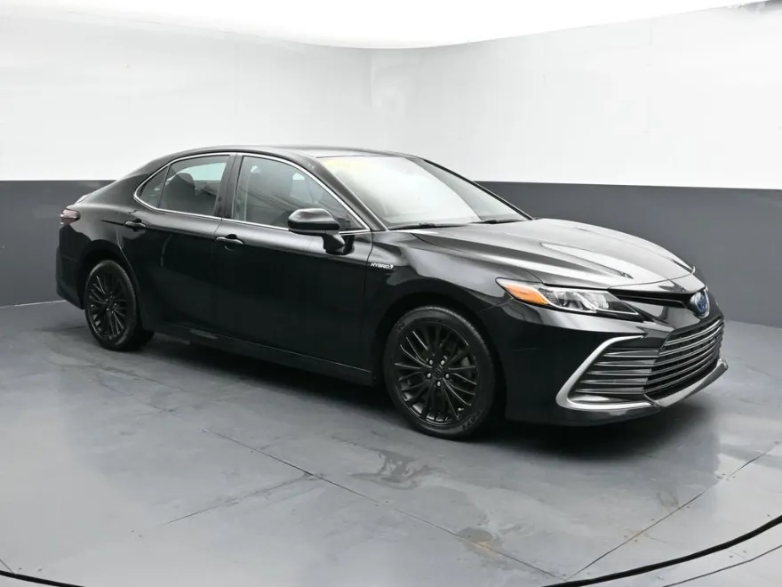 2021 Toyota Camry Hybrid LE photo 1