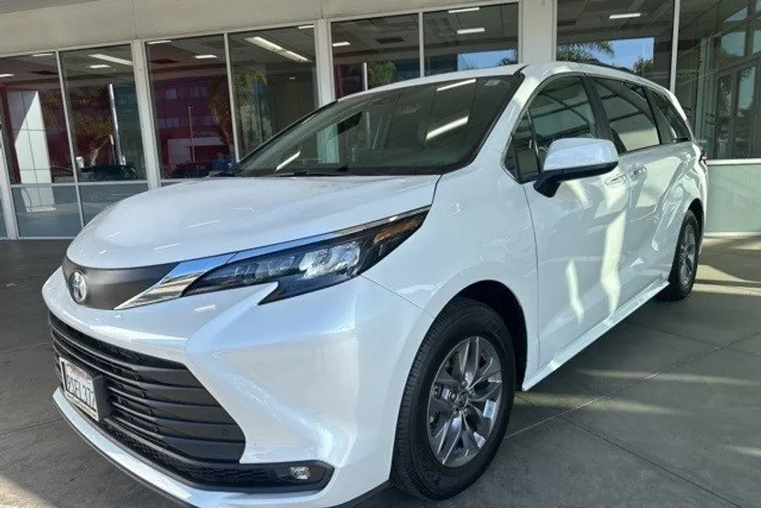 2025 Toyota Sienna XLE photo 1