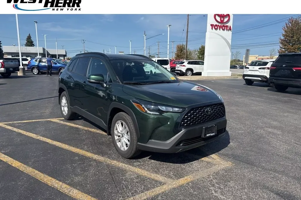 2022 Toyota Corolla Cross LE photo 1