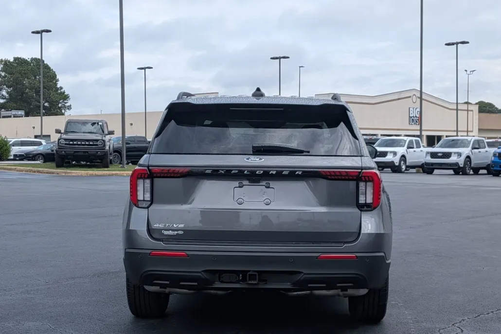 2025 Ford Explorer photo 1