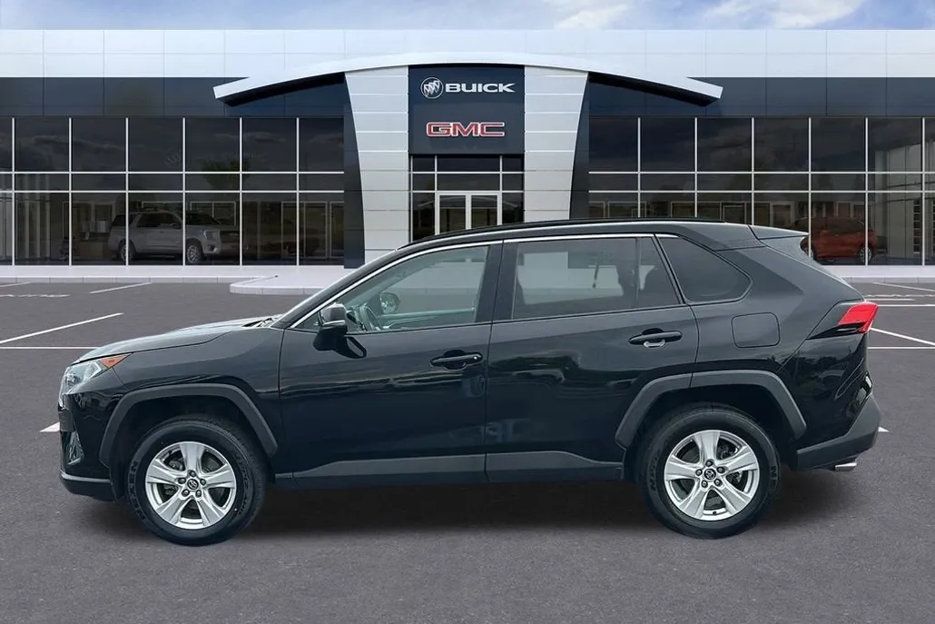 2020 Toyota RAV4 XLE photo 1