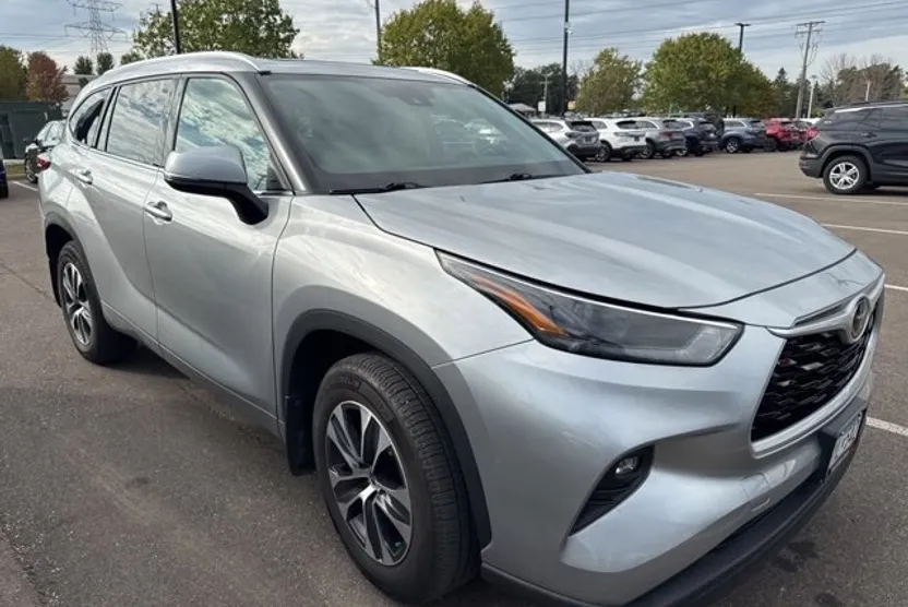 2022 Toyota Highlander XLE photo 1