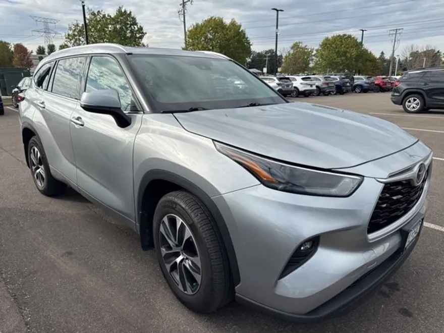 2022 Toyota Highlander XLE photo 1