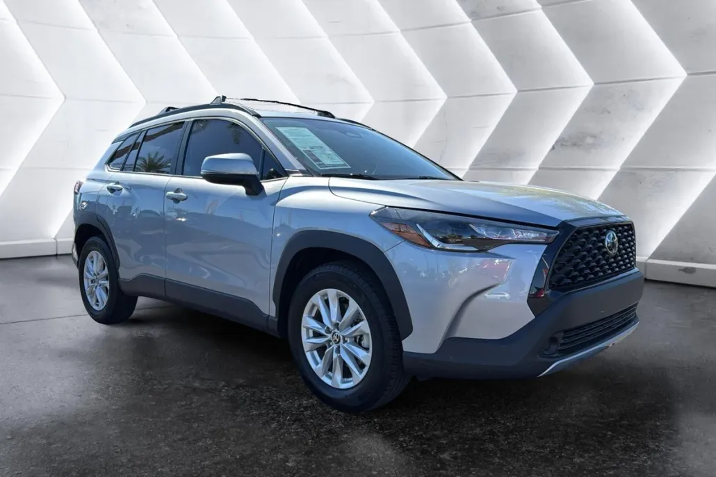 2024 Toyota Corolla Cross LE photo 1