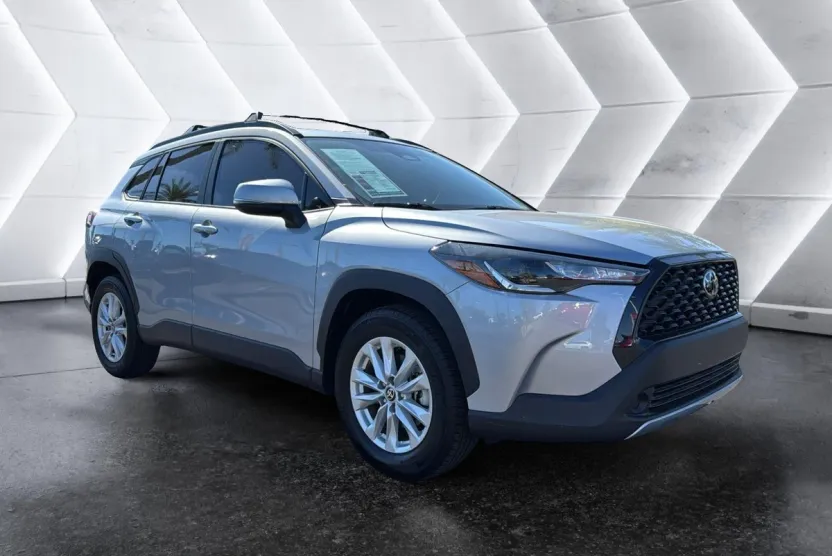 2024 Toyota Corolla Cross LE photo 1