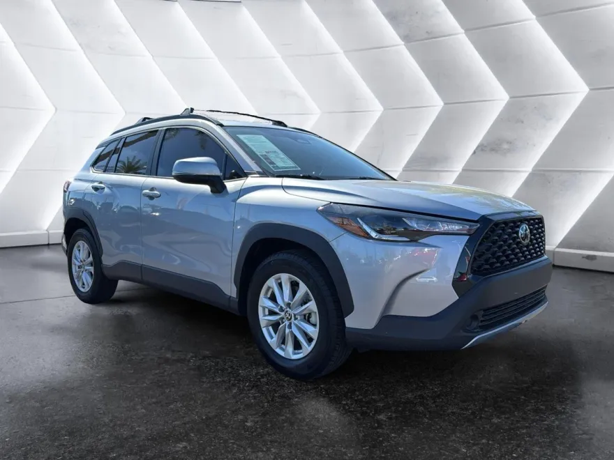 2024 Toyota Corolla Cross LE photo 1