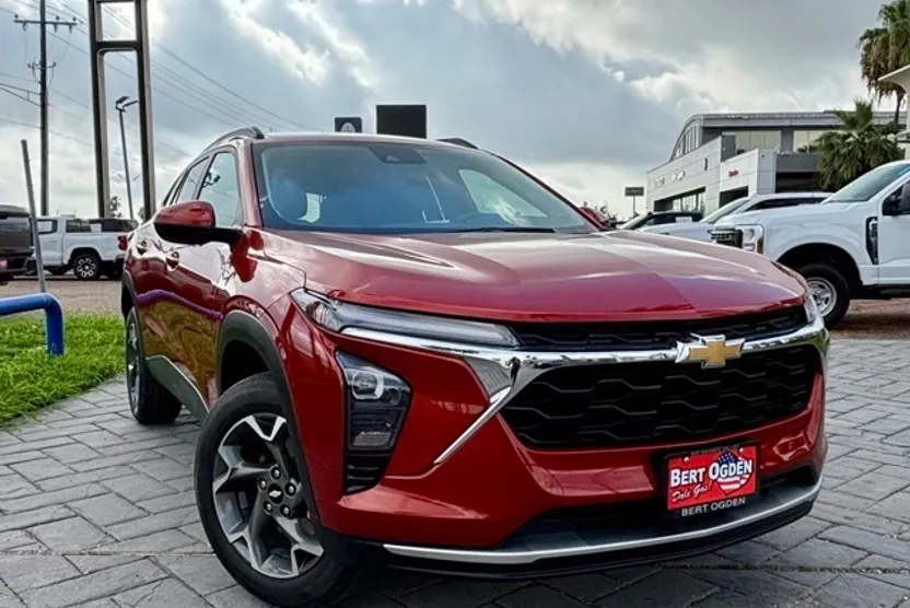 2024 Chevrolet Trax LT photo 1