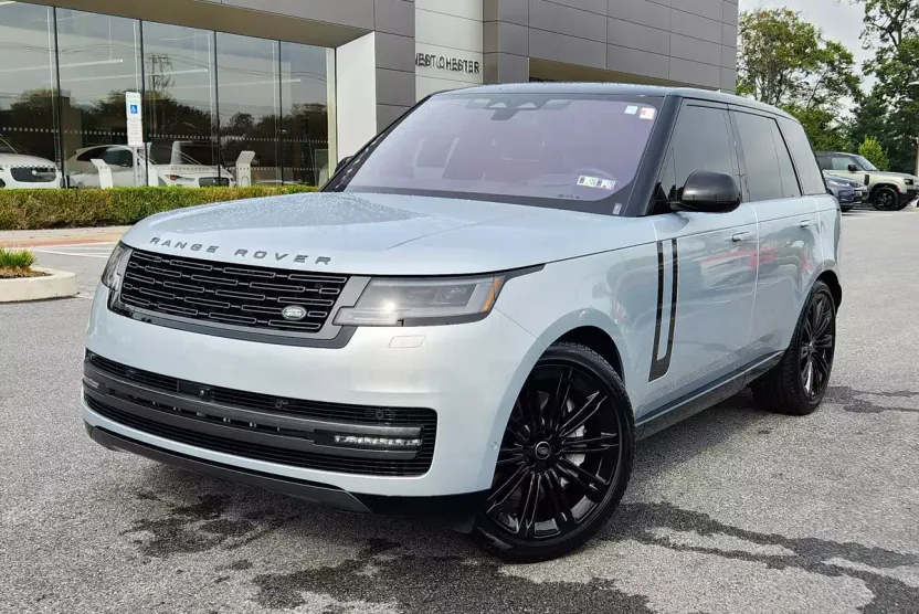 2023 Land Rover Range Rover SE photo 1