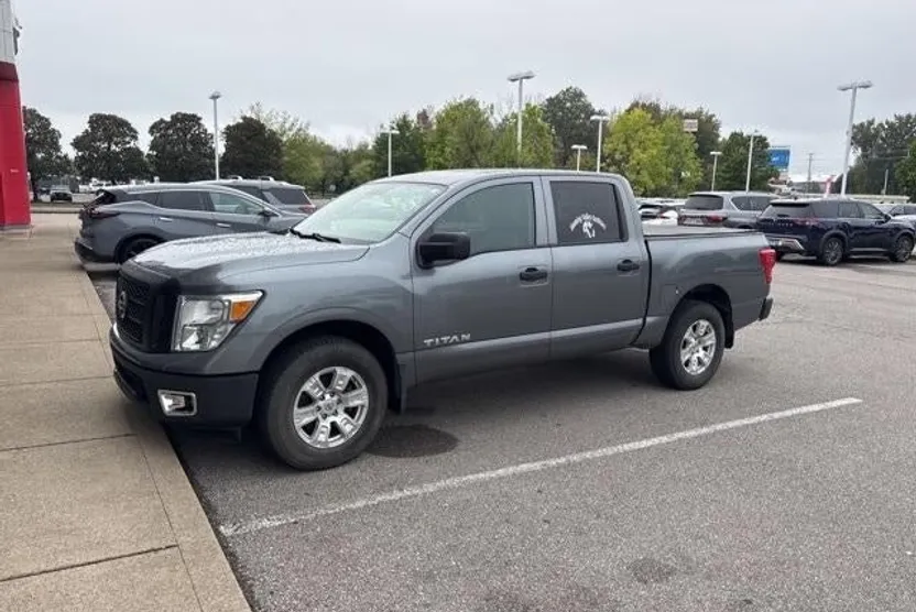2018 Nissan Titan Crew Cab S photo 1