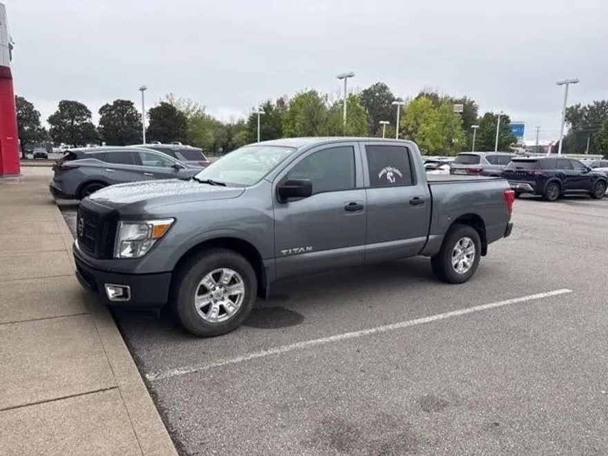 2018 Nissan Titan Crew Cab S photo 1