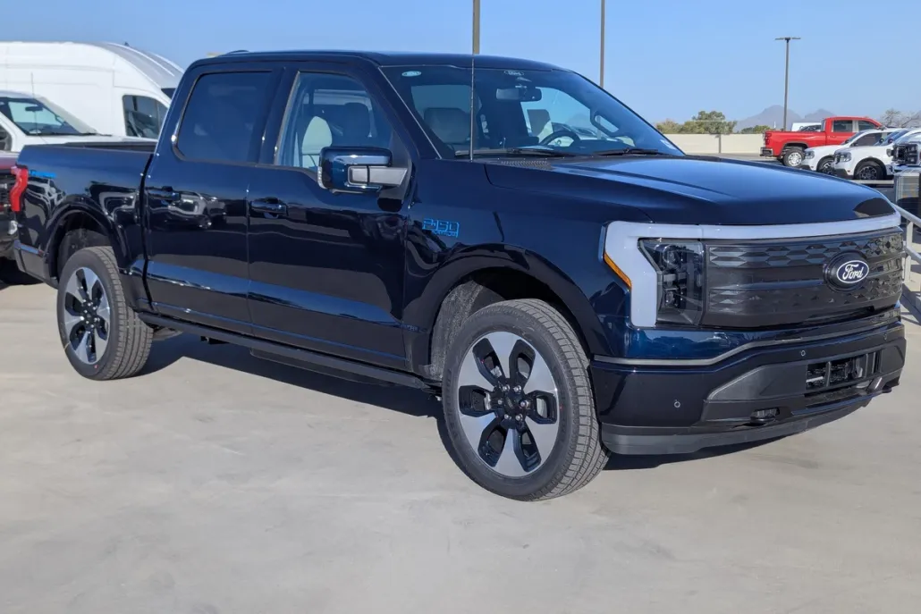 2025 Ford F-150 Lightning Platinum photo 1