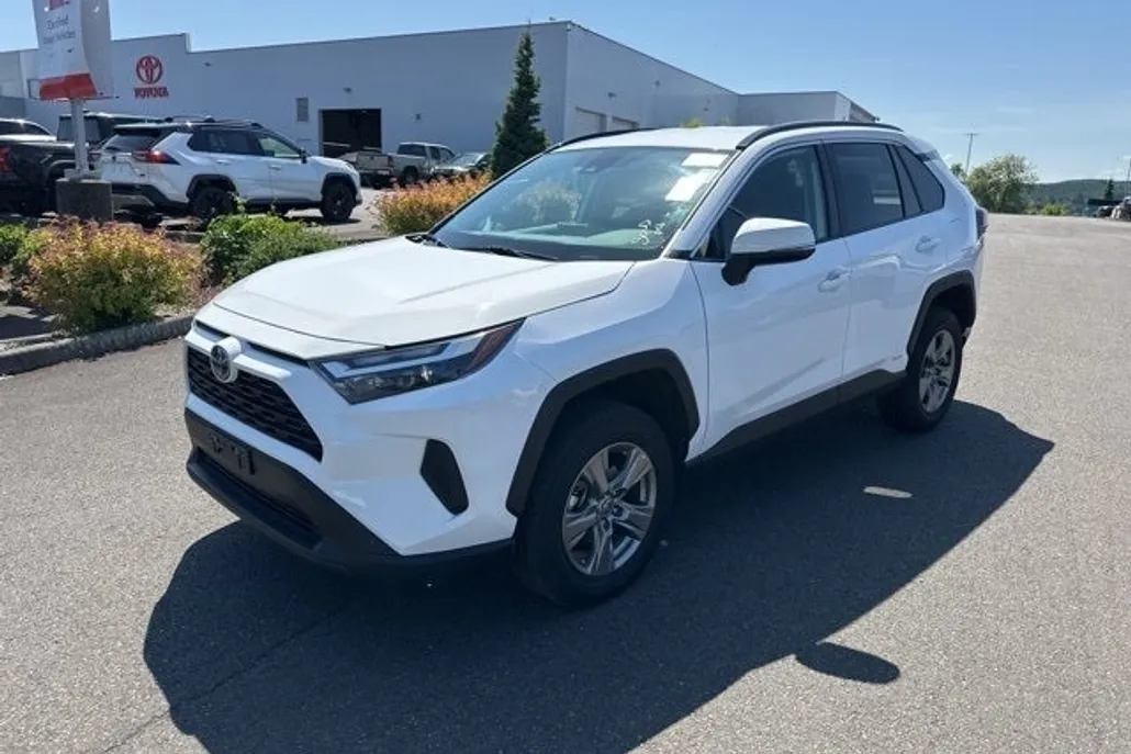 2024 Toyota RAV4 Hybrid XLE photo 1