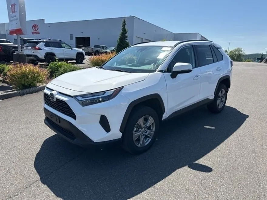 2024 Toyota RAV4 Hybrid XLE photo 1
