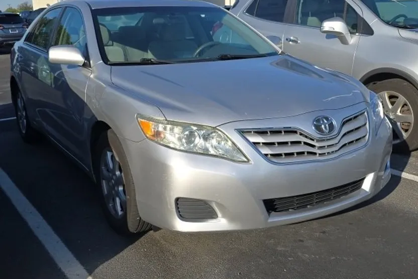 2011 Toyota Camry LE photo 1