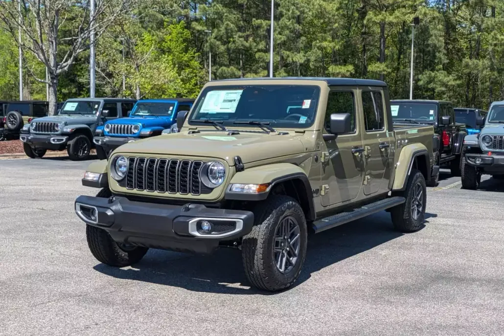 2025 Jeep Gladiator Sport S photo 1