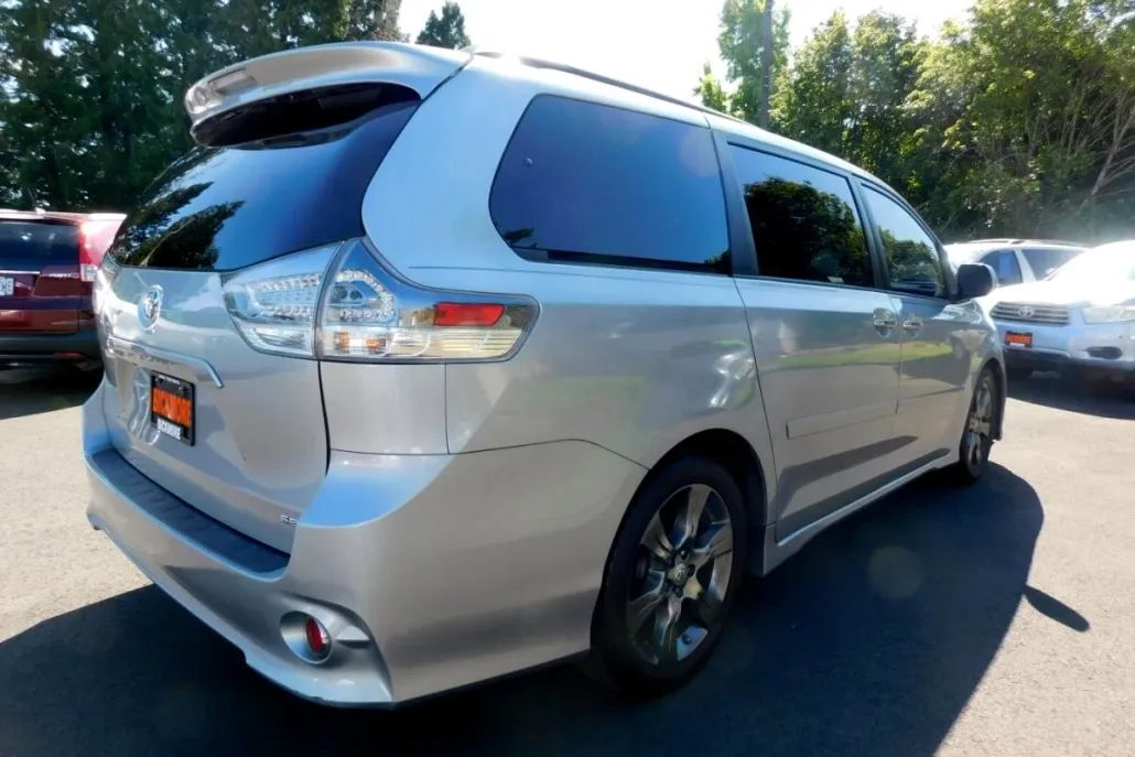 2015 Toyota Sienna SE Premium photo 1