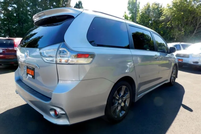 2015 Toyota Sienna SE Premium photo 1