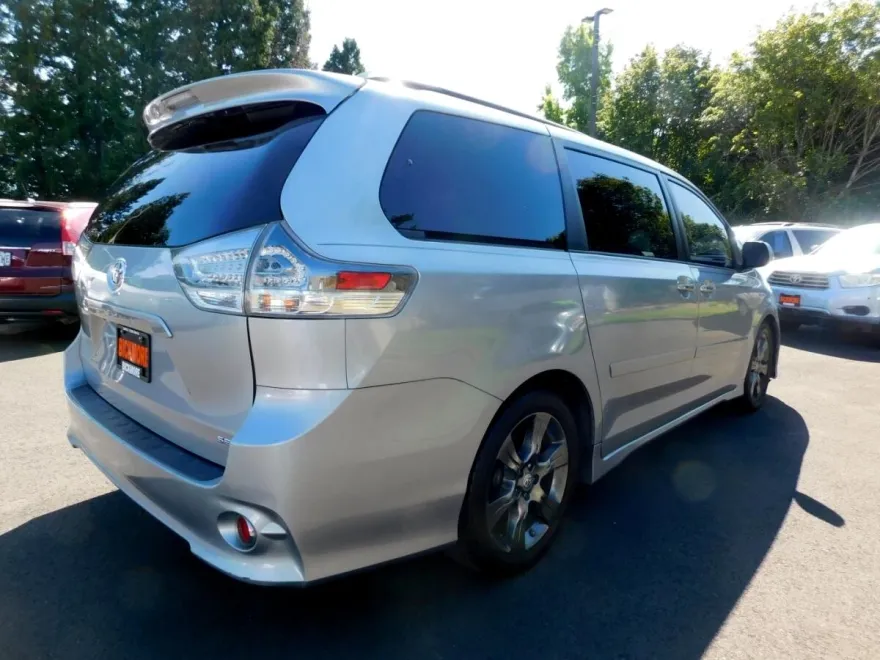 2015 Toyota Sienna SE Premium photo 1