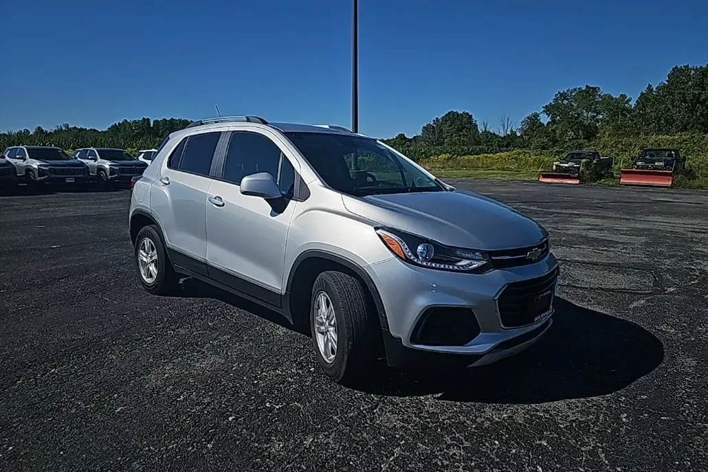 2022 Chevrolet Trax LT photo 1