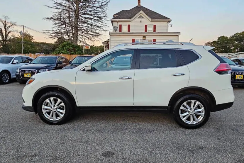 2016 Nissan Rogue SV photo 1