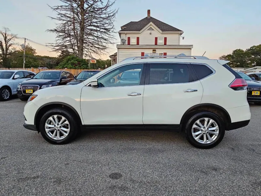 2016 Nissan Rogue SV photo 1