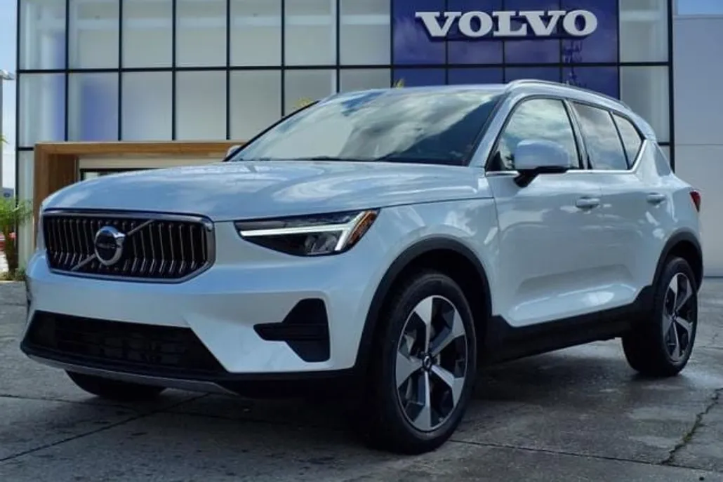 2025 Volvo XC40 Core photo 1