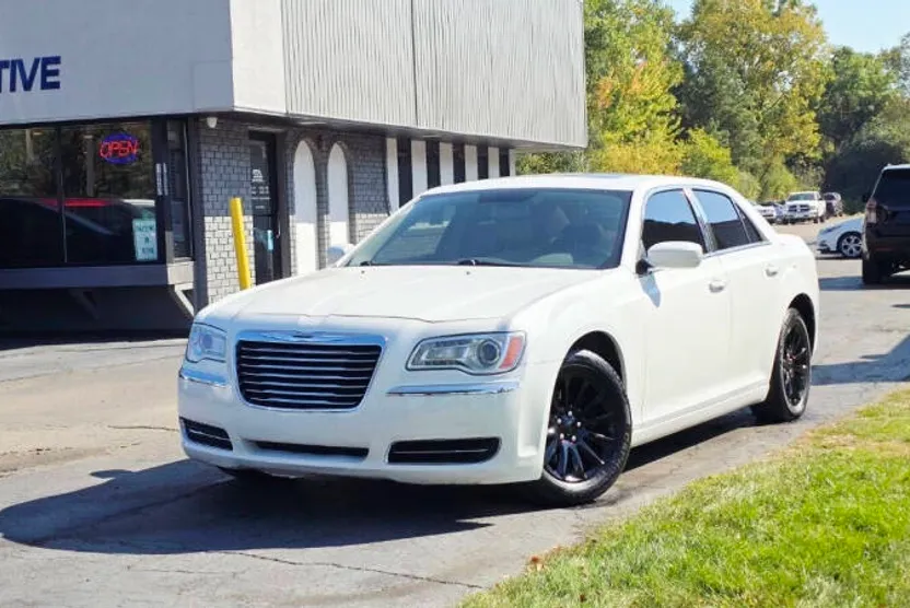 2013 Chrysler 300 Base Limited photo 1