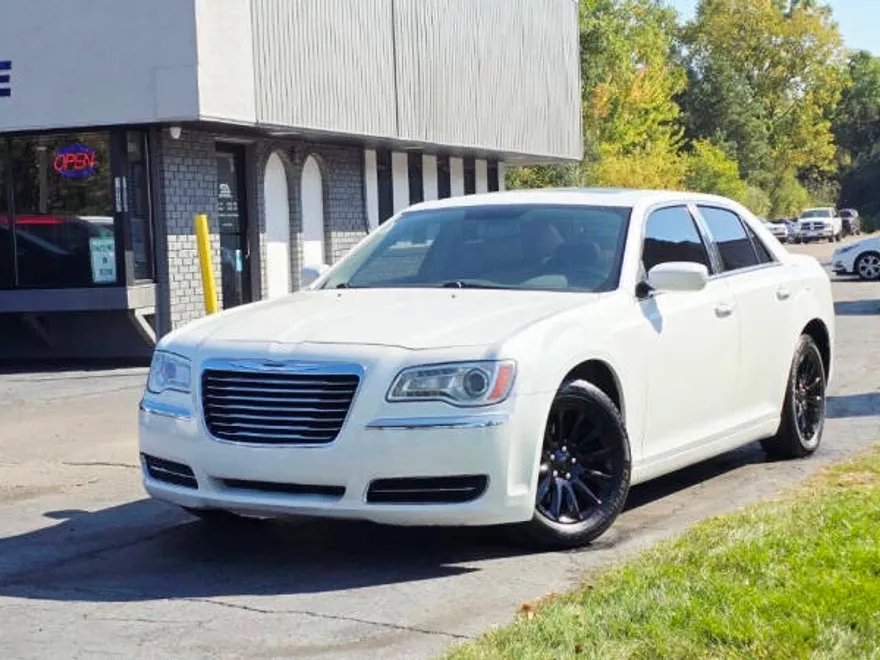 2013 Chrysler 300 Base Limited photo 1