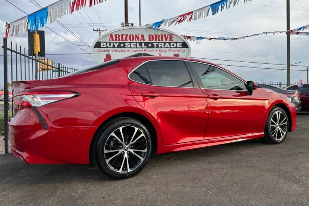 2020 Toyota Camry SE photo 1