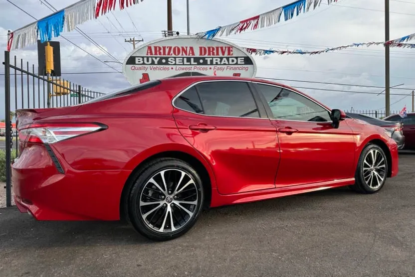2020 Toyota Camry SE photo 1