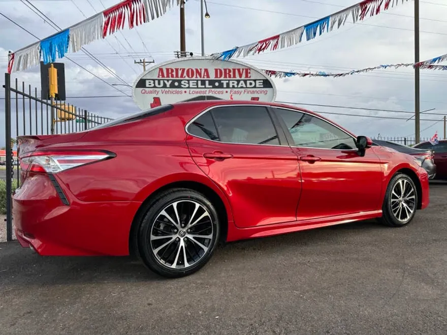 2020 Toyota Camry SE photo 1