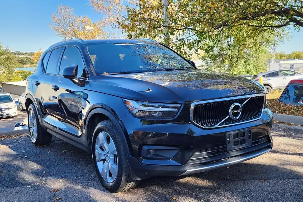 2021 Volvo XC40 T5 Momentum photo 1