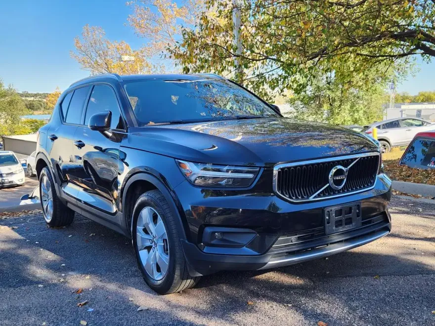 2021 Volvo XC40 T5 Momentum photo 1