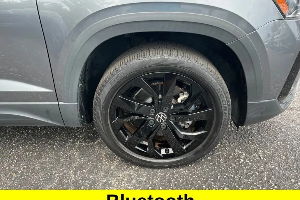 2022 Volkswagen Taos SE photo 1
