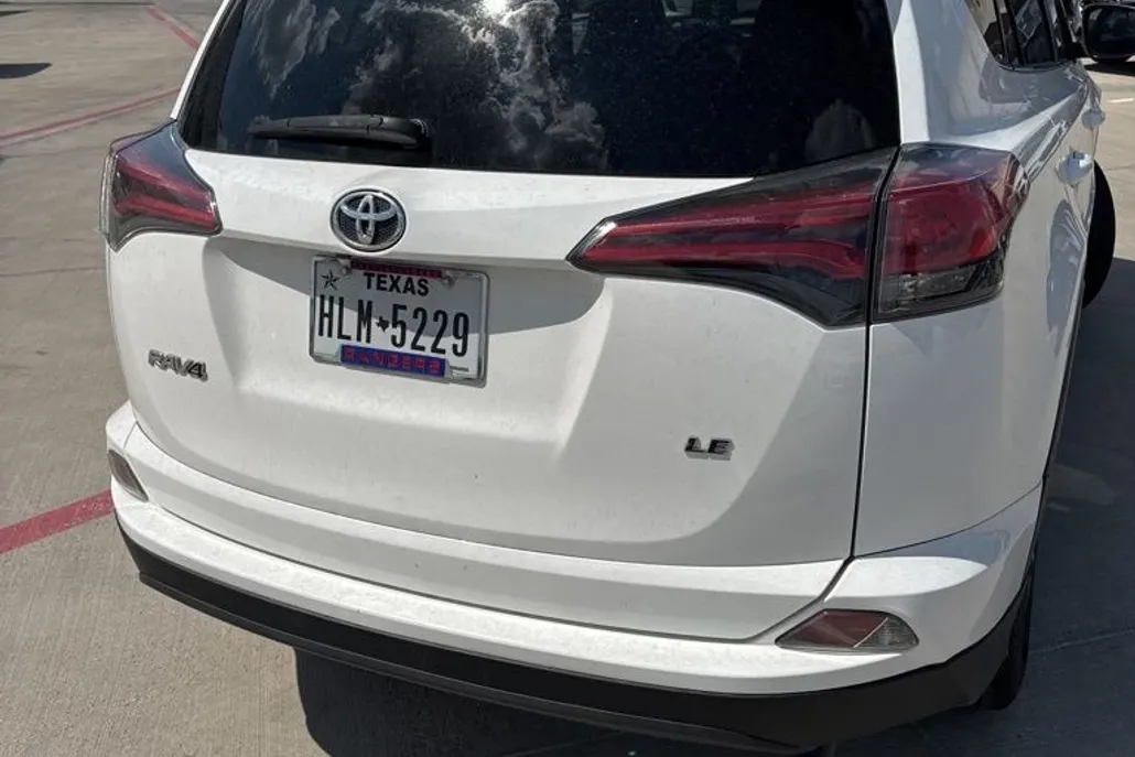 2016 Toyota RAV4 LE photo 1