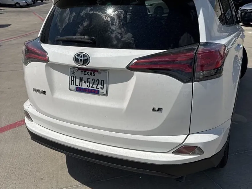 2016 Toyota RAV4 LE photo 1
