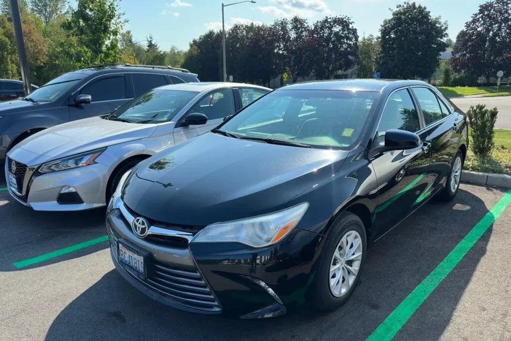 2016 Toyota Camry LE photo 1