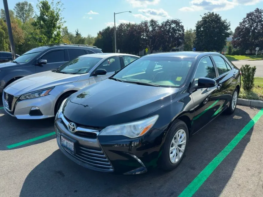 2016 Toyota Camry LE photo 1