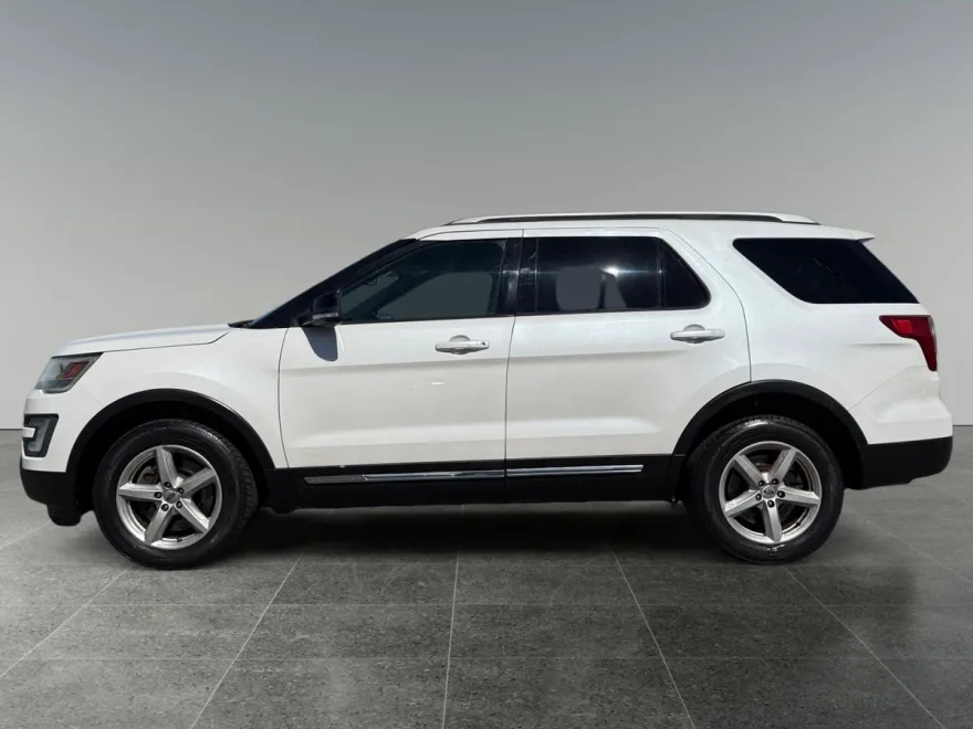 2016 Ford Explorer XLT photo 1