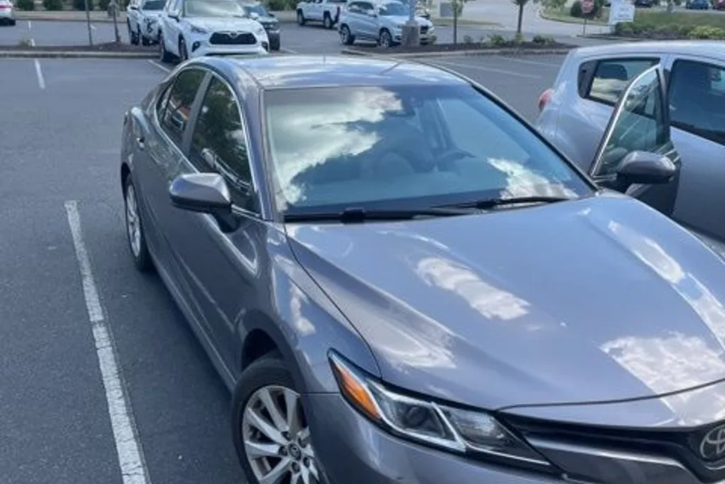 2018 Toyota Camry LE photo 1