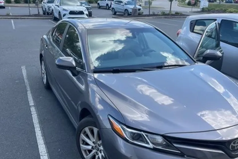 2018 Toyota Camry LE photo 1