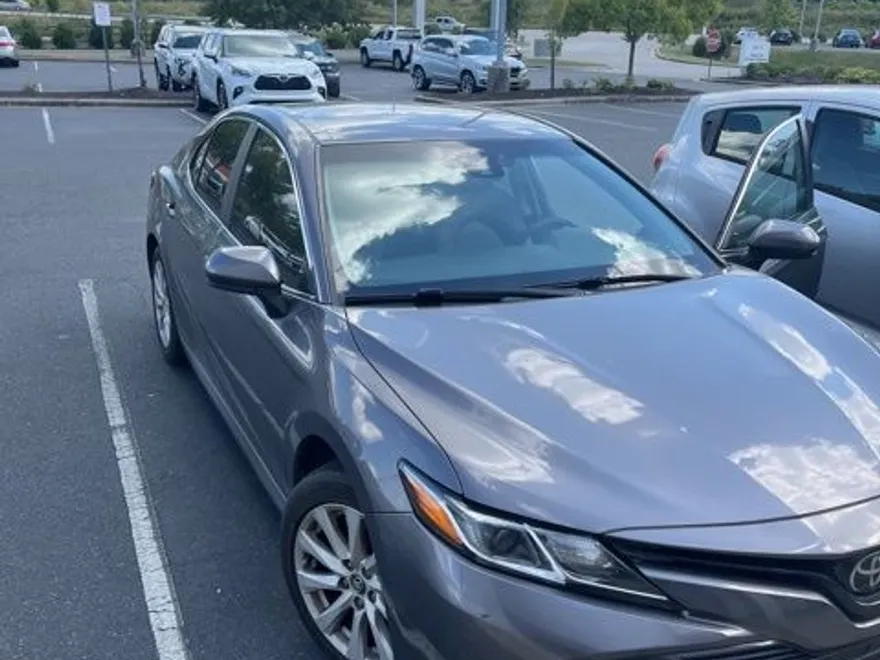 2018 Toyota Camry LE photo 1