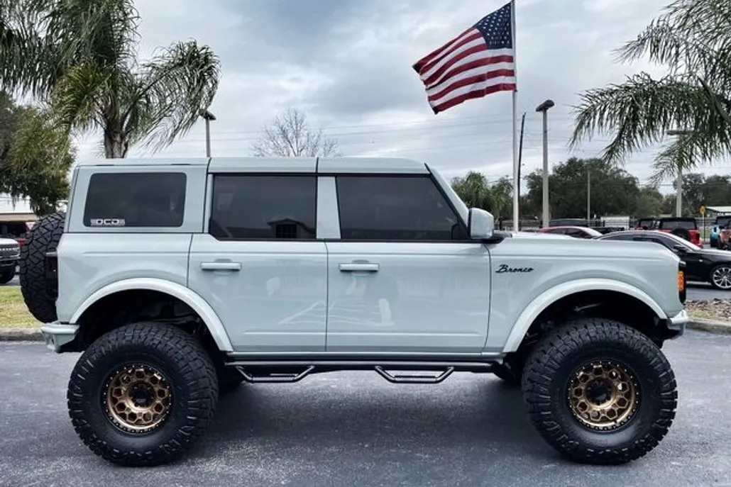 2023 Ford Bronco photo 1