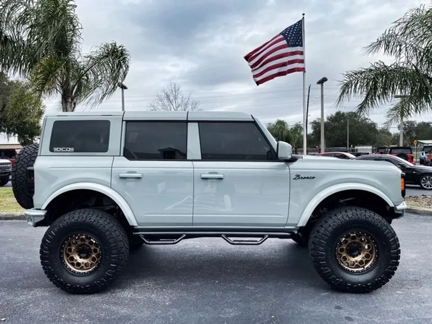 2023 Ford Bronco photo 1