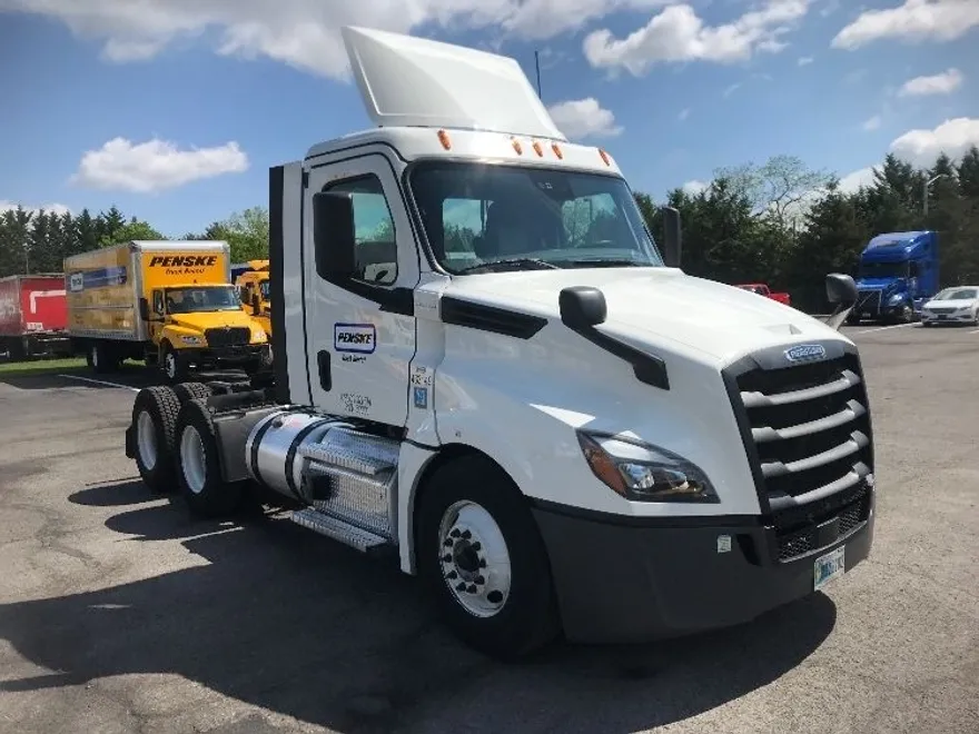 2022 Freightliner Cascadia 126" Day cab photo 1