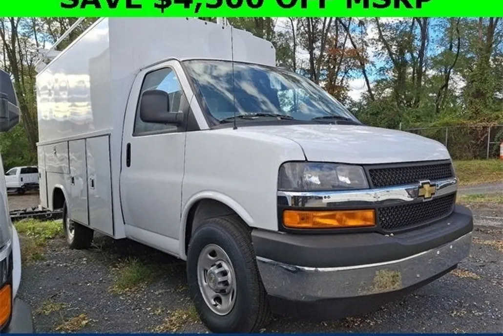 2024 Chevrolet Express Cutaway 3500 photo 1