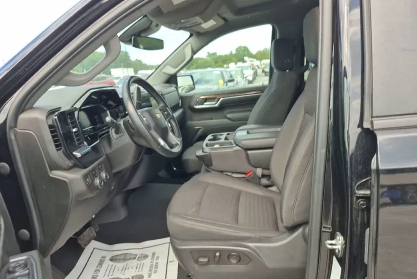 2023 Chevrolet Silverado 1500 LT photo 1