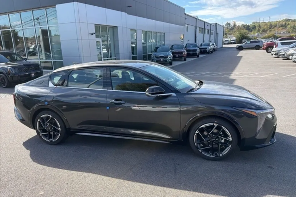 2025 Kia K4 GT-Line photo 1