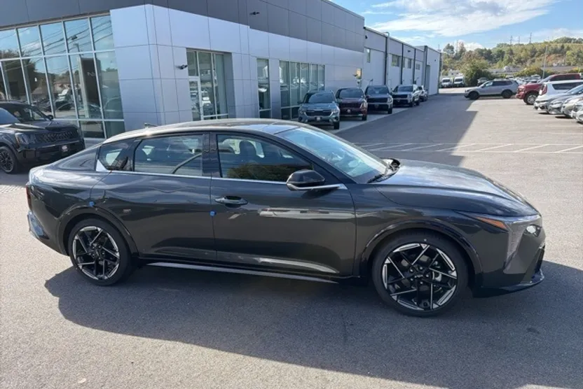 2025 Kia K4 GT-Line photo 1